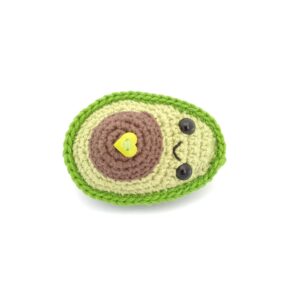 amigurumi aguacate niño acostado de lado derecho