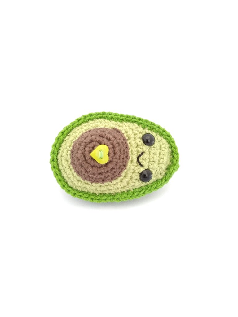 amigurumi aguacate niño acostado de lado derecho