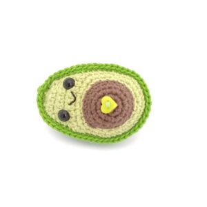 amigurumi aguacate niño acostado de lados izquierdo