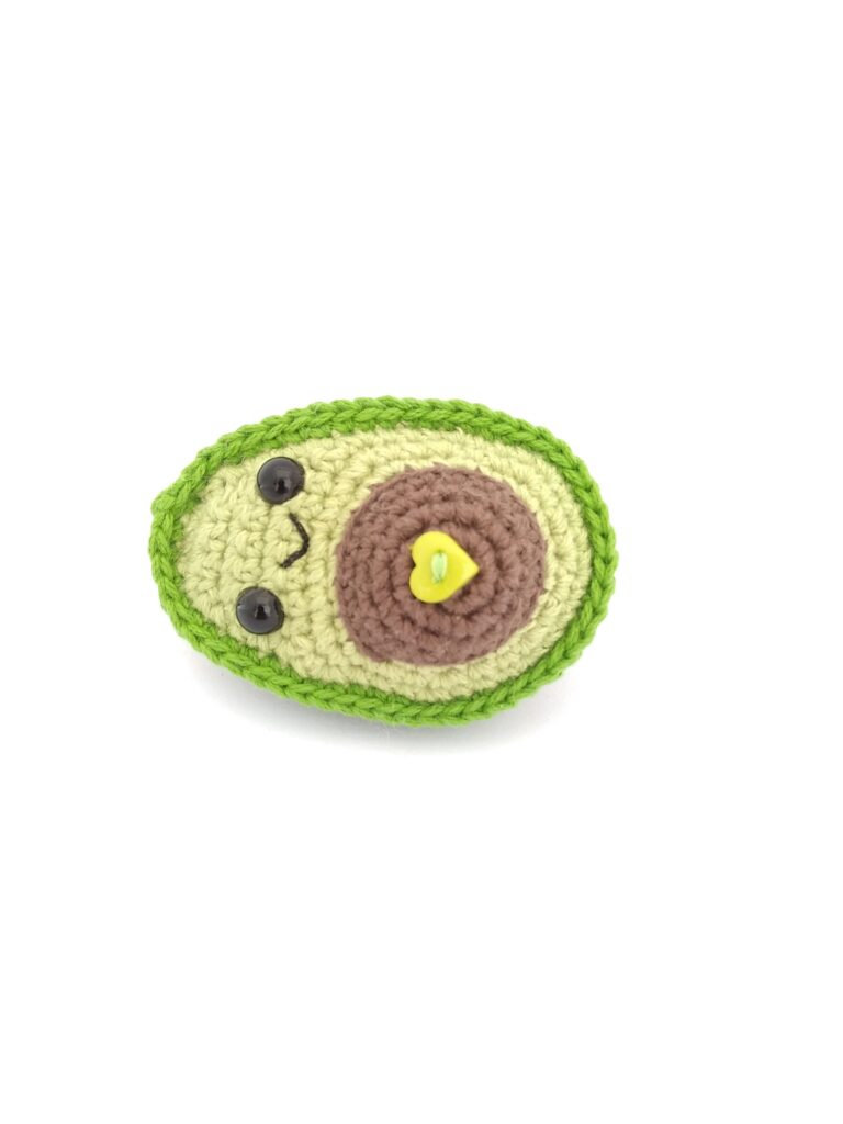 amigurumi aguacate niño acostado de lados izquierdo