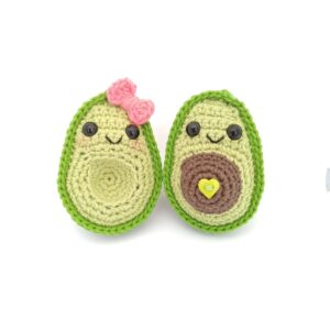 pareja de amigurumis de aguacate juntos de frente