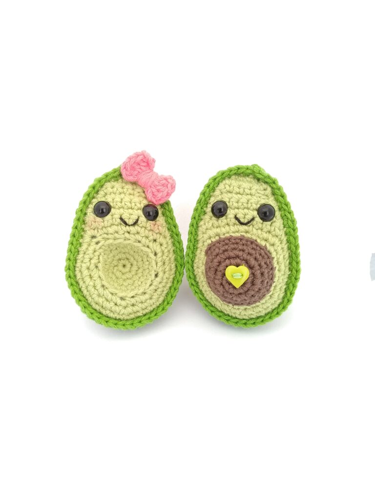 pareja de amigurumis de aguacate juntos de frente