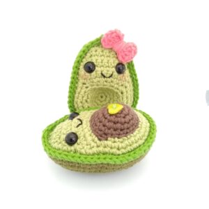 pareja de amigurumis de aguacate juntos