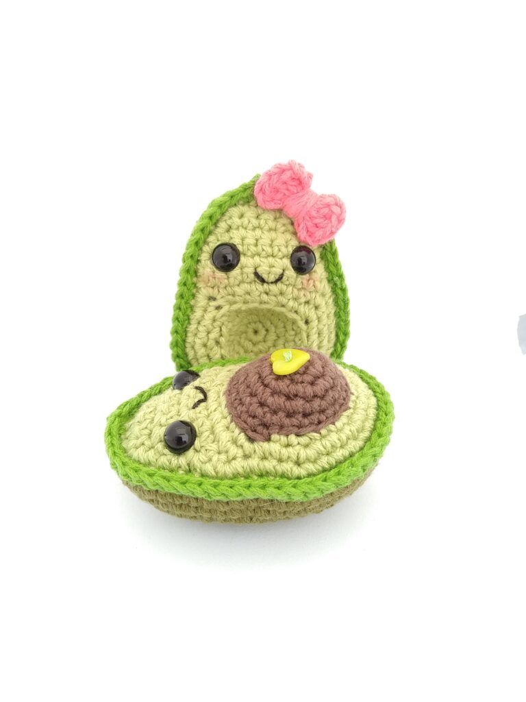 pareja de amigurumis de aguacate juntos