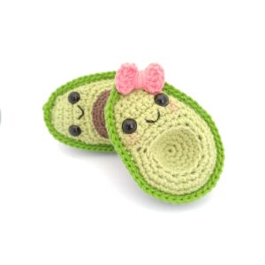 pareja de amigurumis de aguacate acostados