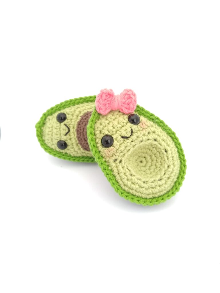 pareja de amigurumis de aguacate acostados