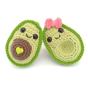 Una pareja amigurumi aguacates