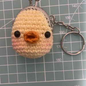 Amigurumi monedero llavero de pollito