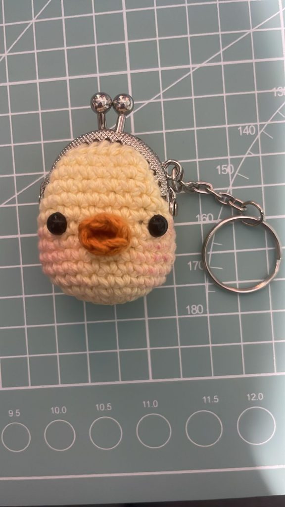 Amigurumi monedero llavero de pollito