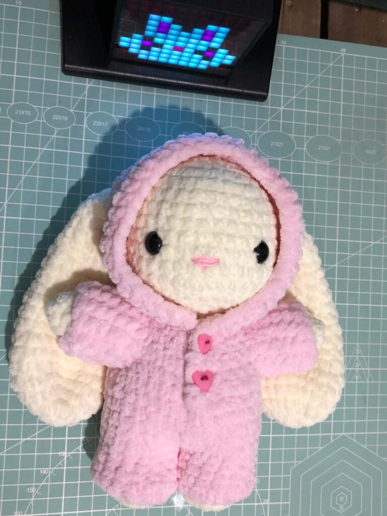 Amigurumi conejo de orejas largas