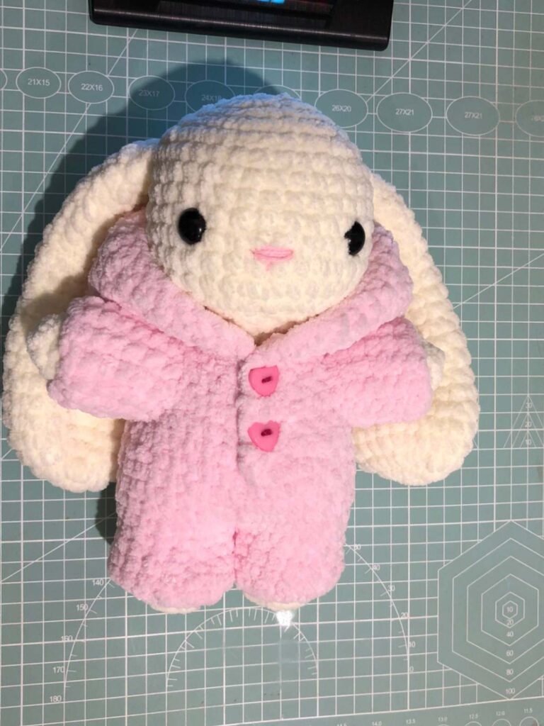 Amigurumi conejo de orejas largas