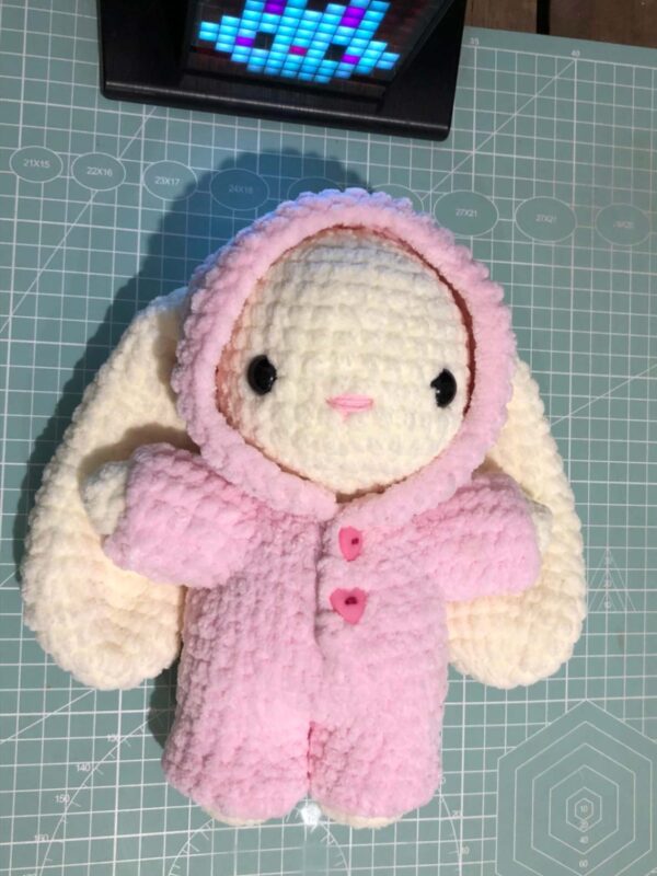 Amigurumi conejo de orejas largas