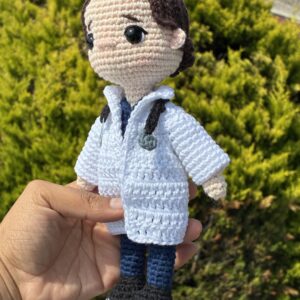 Amigurumi de Doctor tejido en crochet con un estetoscopio