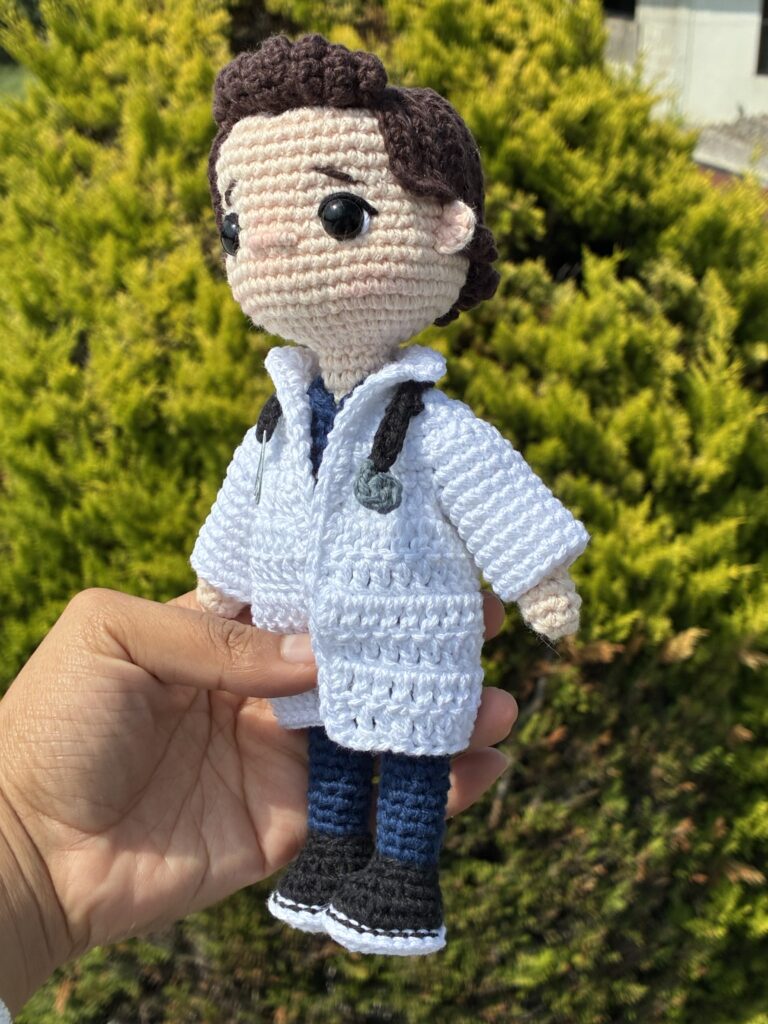 Amigurumi de Doctor tejido en crochet con un estetoscopio