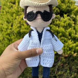 Amigurumi de Doctor con una bata y lentes