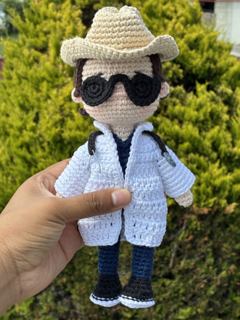 Amigurumi de Doctor con una bata y lentes