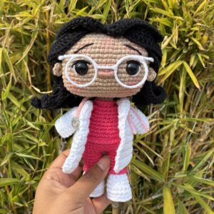 Amigurumi de Doctora con Bata