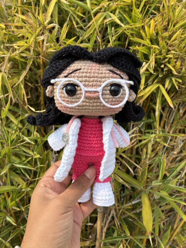 Amigurumi de Doctora con Bata