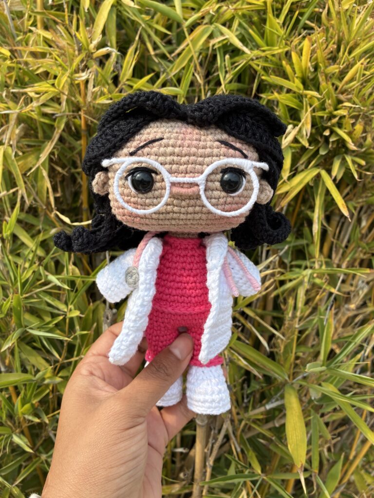 Amigurumi de Doctora con Bata