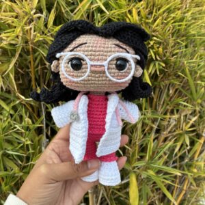 Amigurumi de Doctora, con lentes y bata