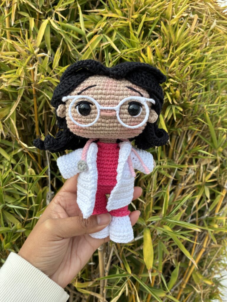 Amigurumi de Doctora, con lentes y bata