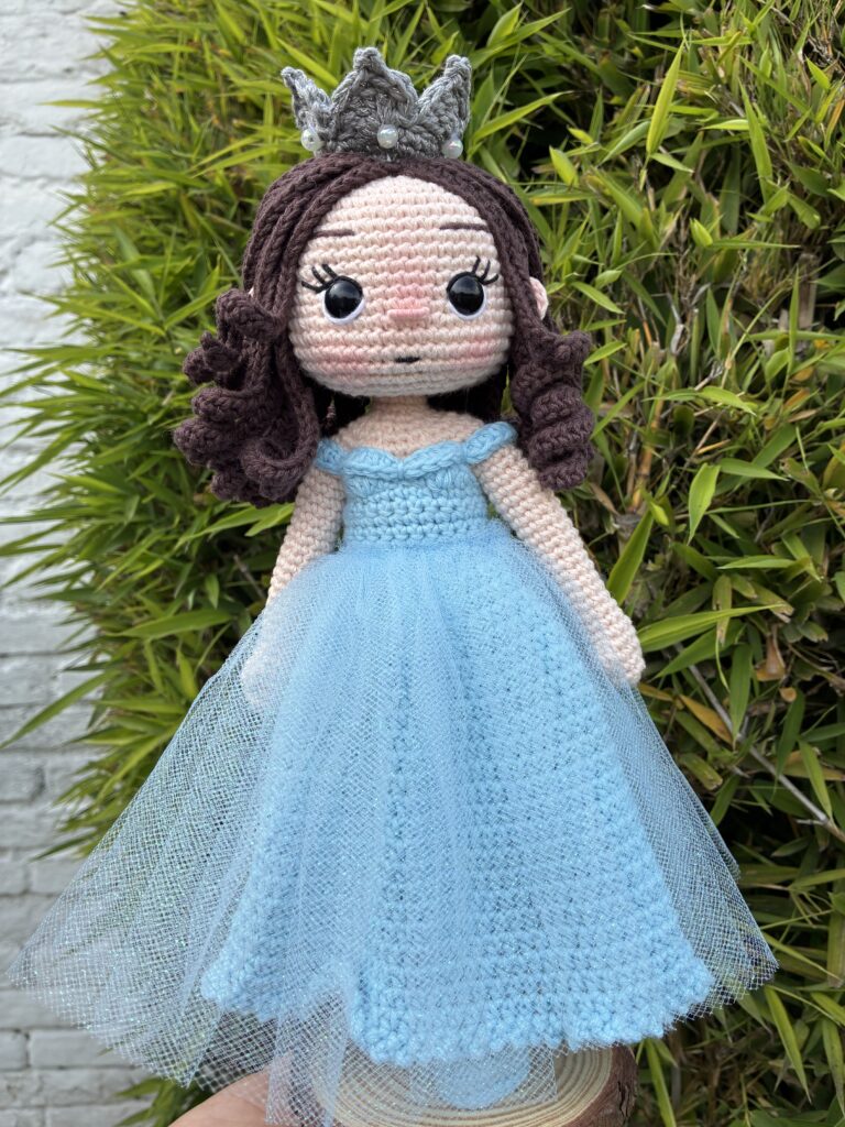 Amigurumi de Quinceañera tejido con Hilaza